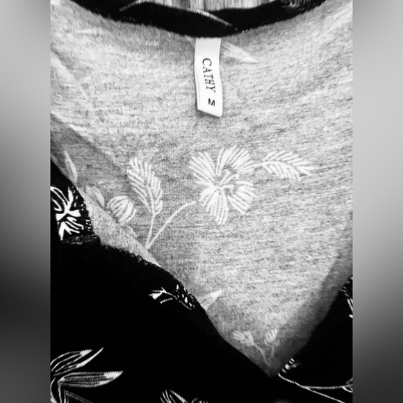 Pretty black&white floral tunic! Floral top-very good condition-flatteri… - Picture 3 of 5
